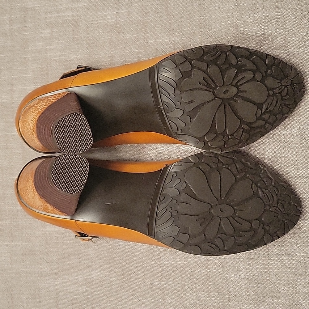 Gorgeous Retro Leather Mary Jane Pumps - Picture 16 of 16